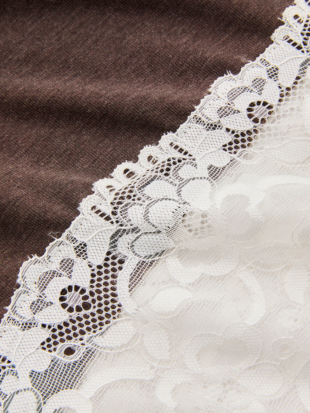Robe longue sans manches à col roulé et ourlet en dentelle