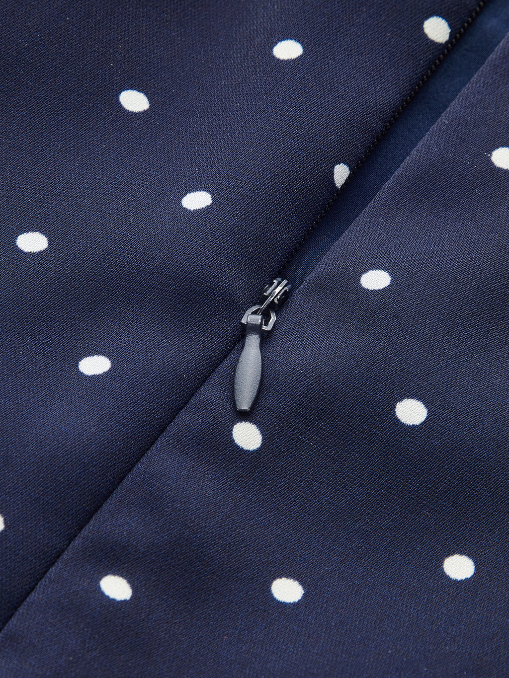Mini-robe à pois avec encolure en trou de serrure