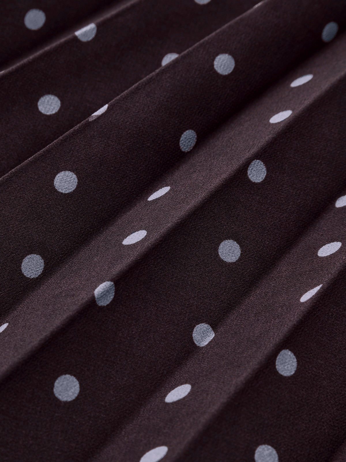 Robe longue en mousseline plissée à pois et col lavallière