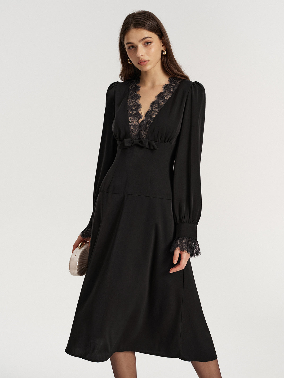 Robe mi-longue en satin à décolleté en V, dentelle et nœud