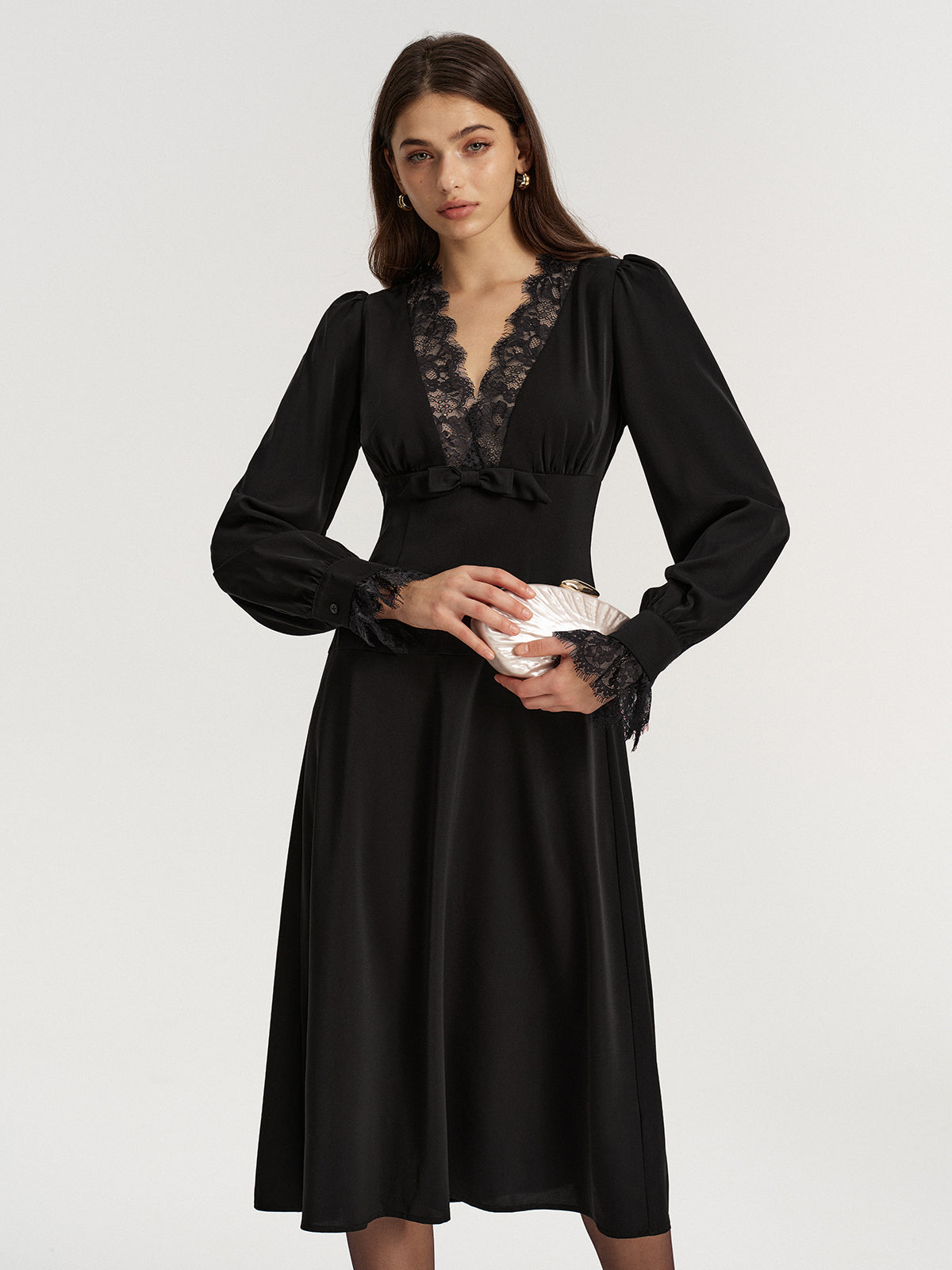 Robe mi-longue en satin à décolleté en V, dentelle et nœud