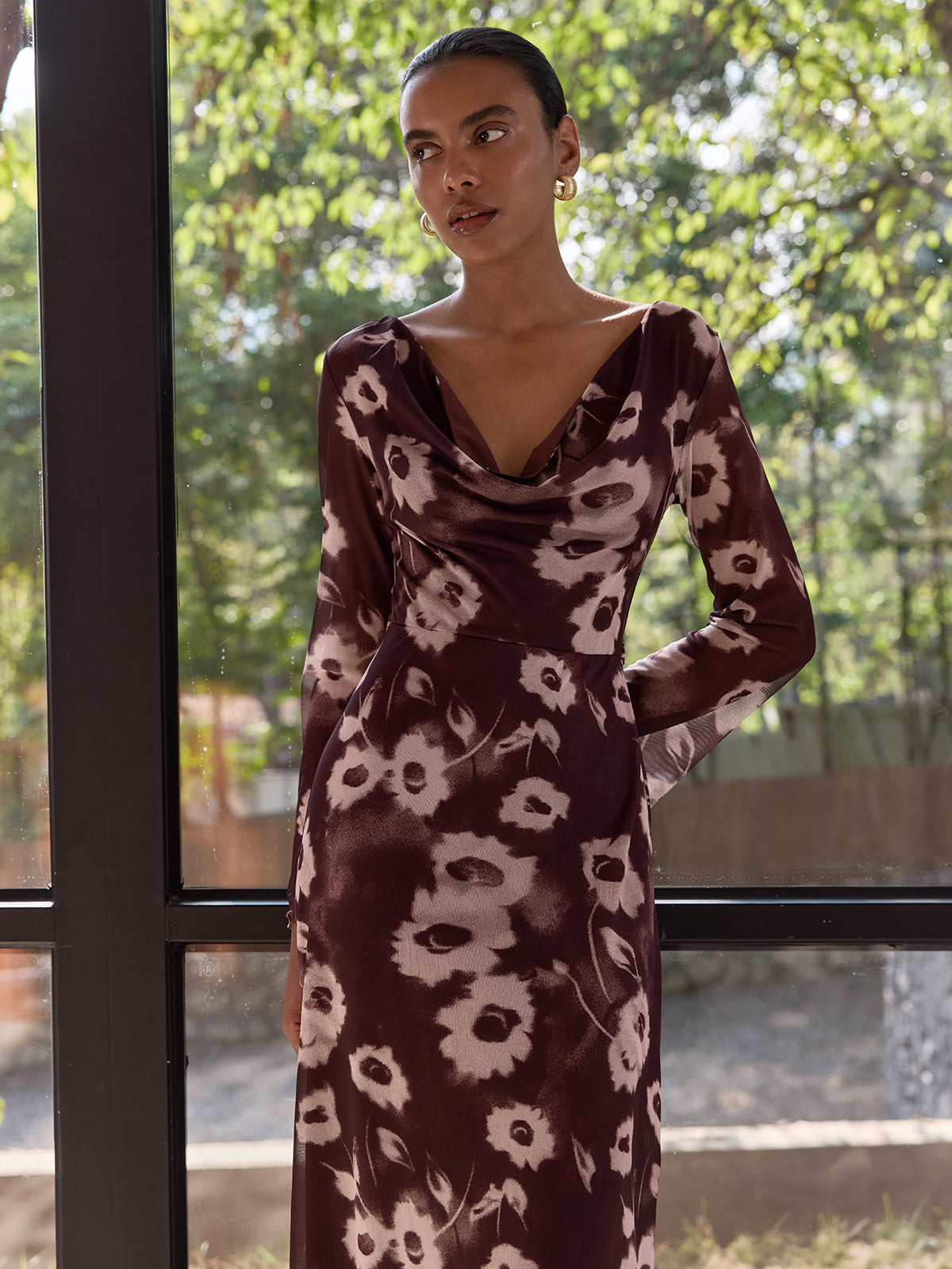 Robe longue à col bénitier en maille imprimée florale