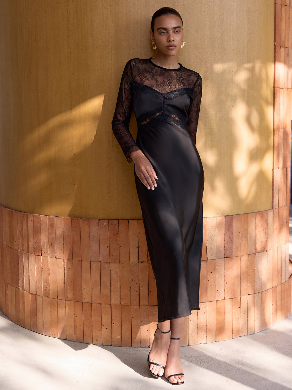 Midi-Kleid aus Satin mit durchsichtigem Spitzeneinsatz