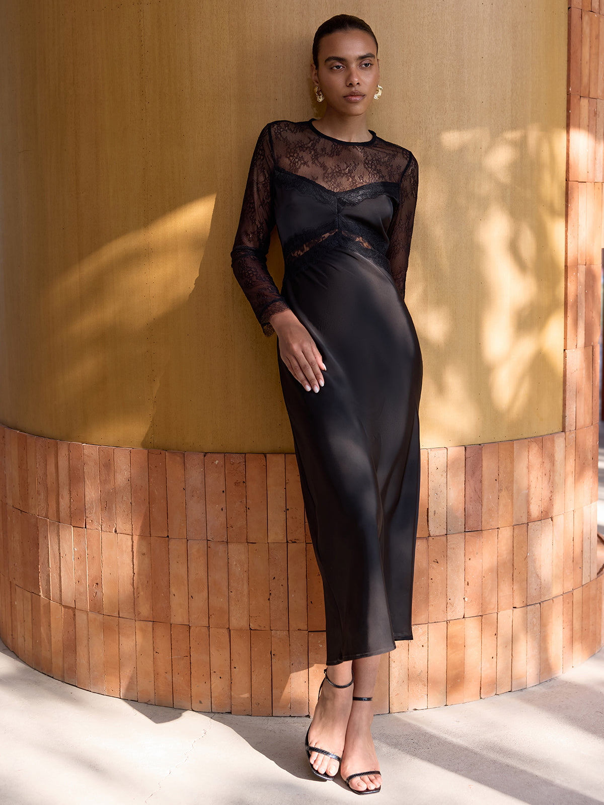 Robe midi en satin à empiècements en dentelle transparente