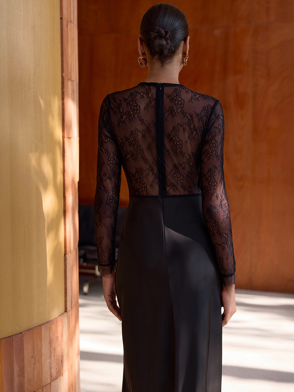 Robe midi en satin à empiècements en dentelle transparente