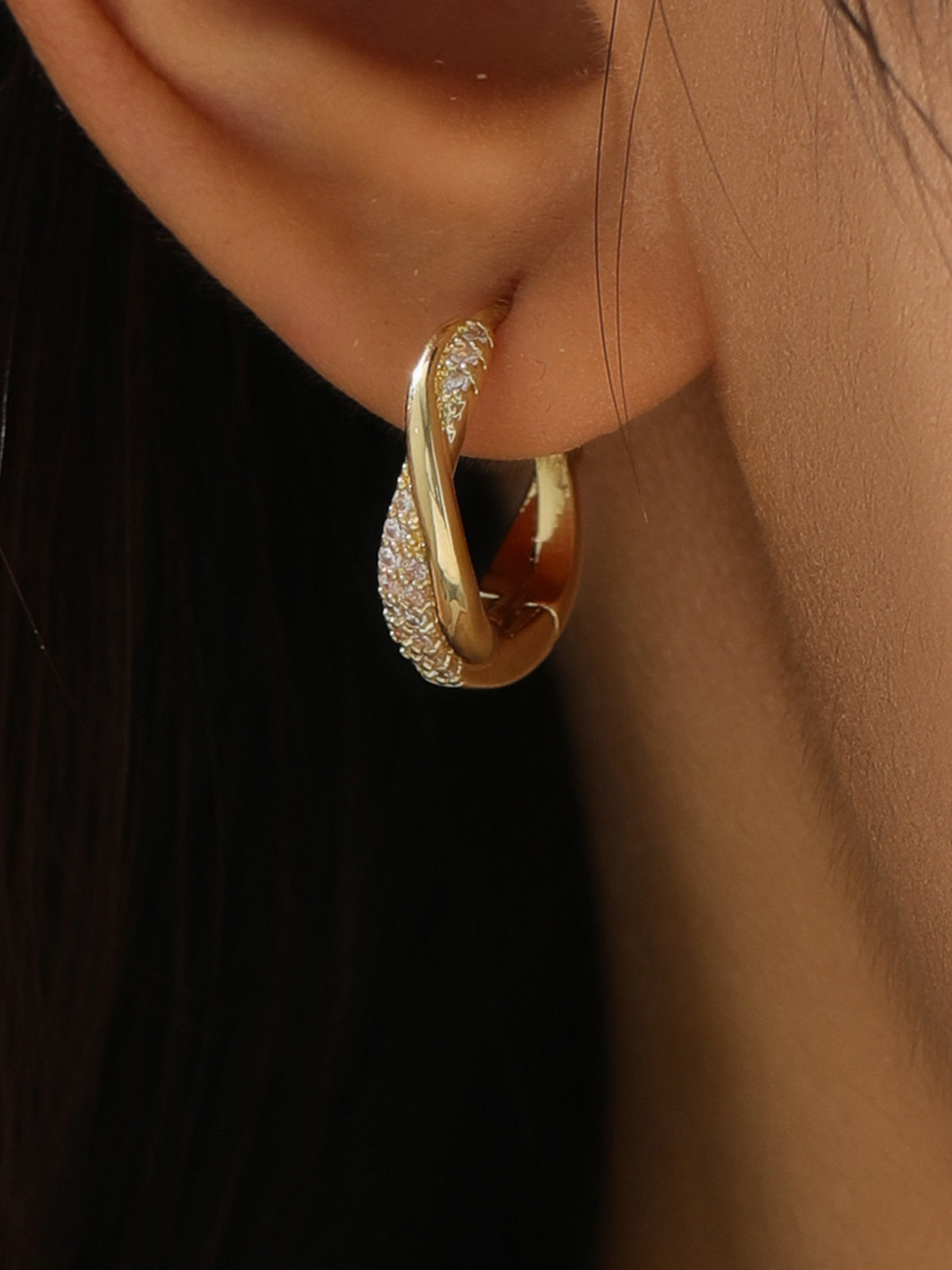 Boucles d'oreilles créoles torsadées avec zircon