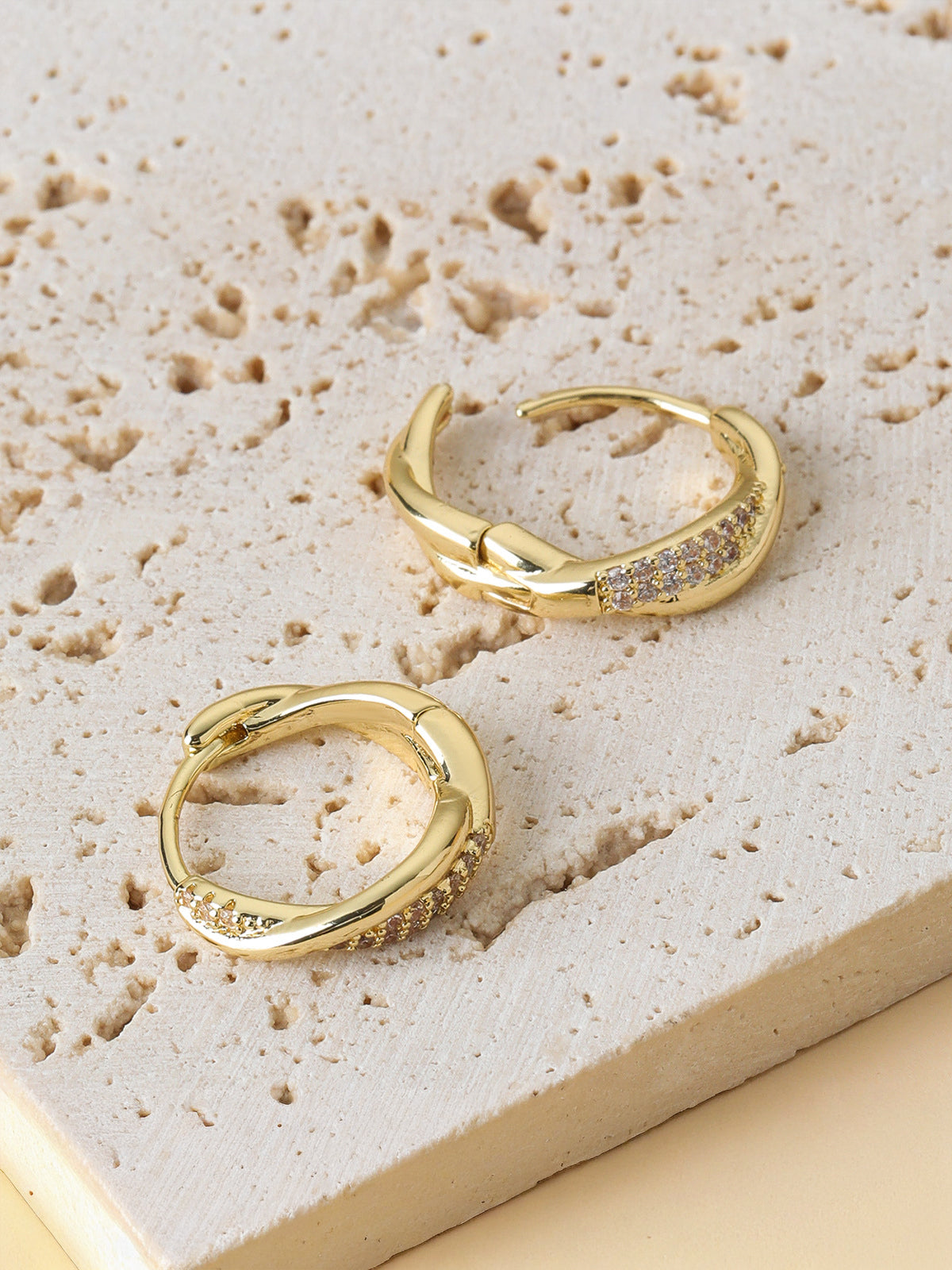 Boucles d'oreilles créoles torsadées avec zircon