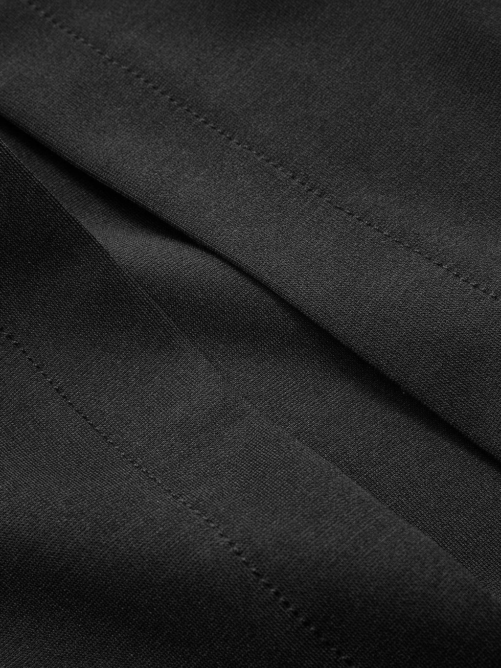 Ärmelloses Midikleid mit Schlitz und Metalldetail