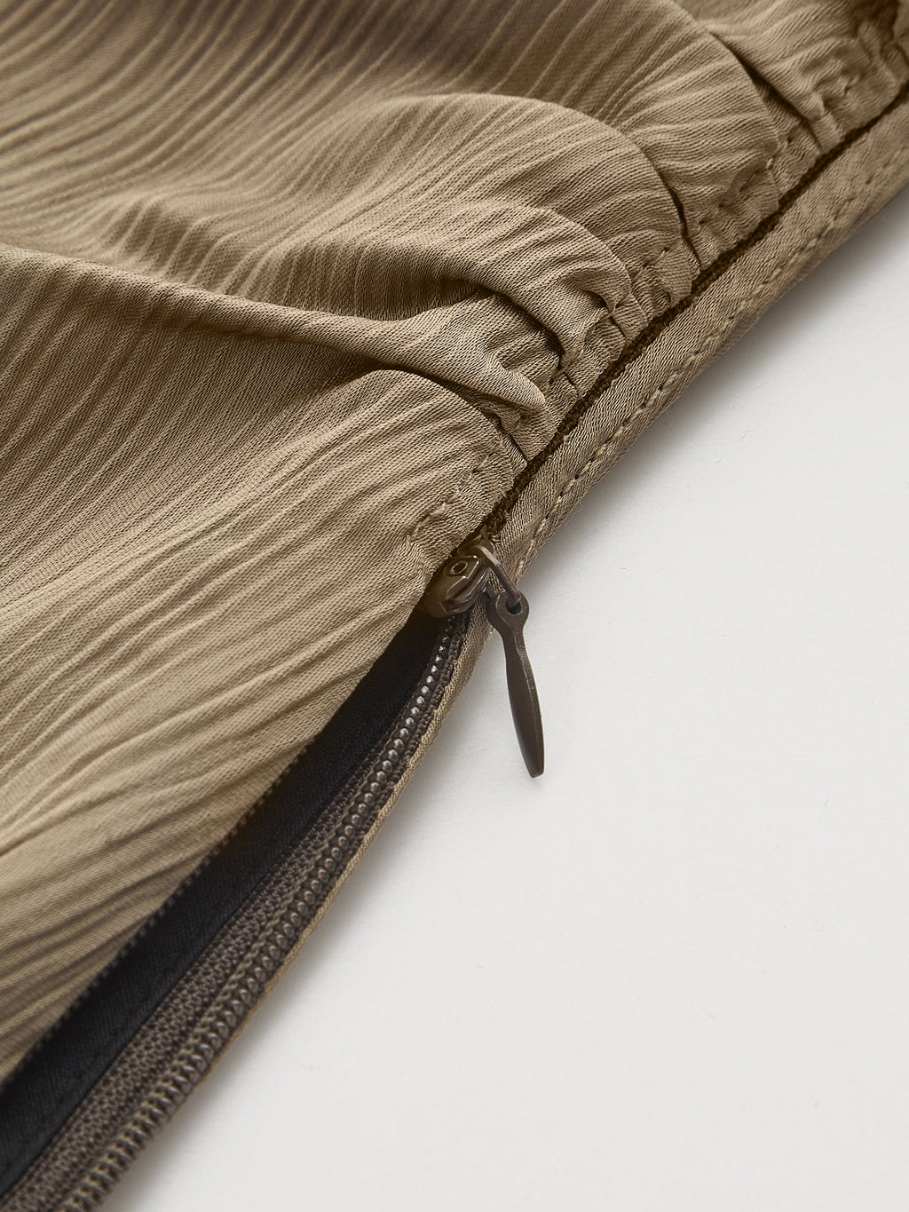 Set aus gerüschtem Rollkragenoberteil und weiter Hose
