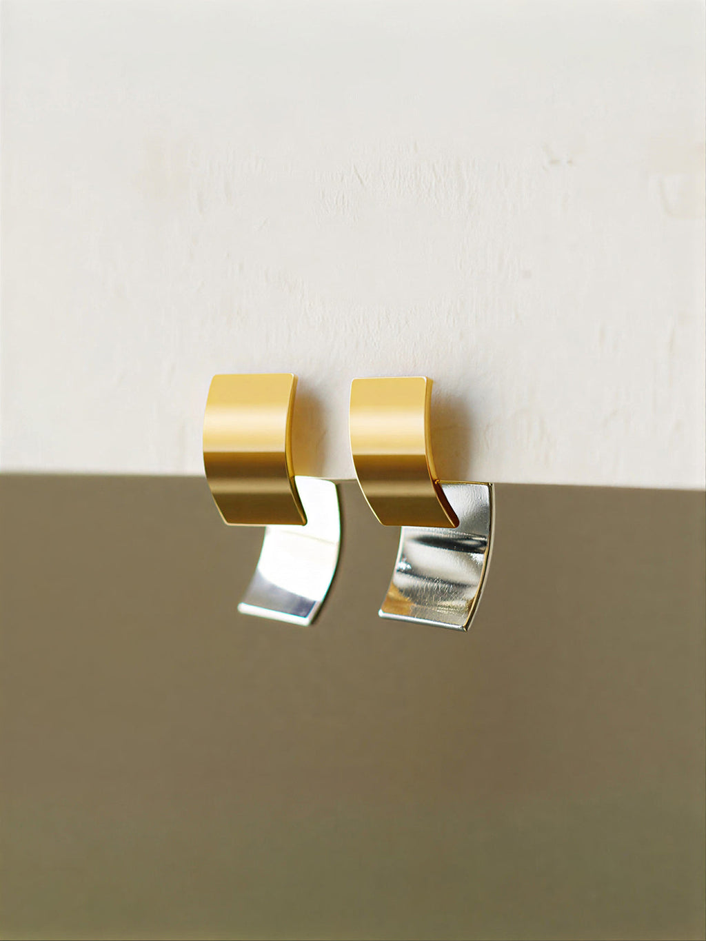 Zweifarbige minimalistische Kreolen