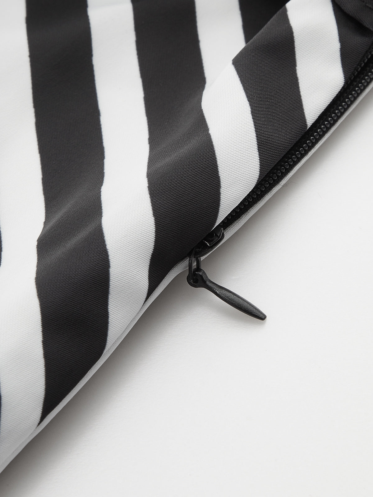 Robe portefeuille asymétrique à imprimé abstrait et illusion d'optique