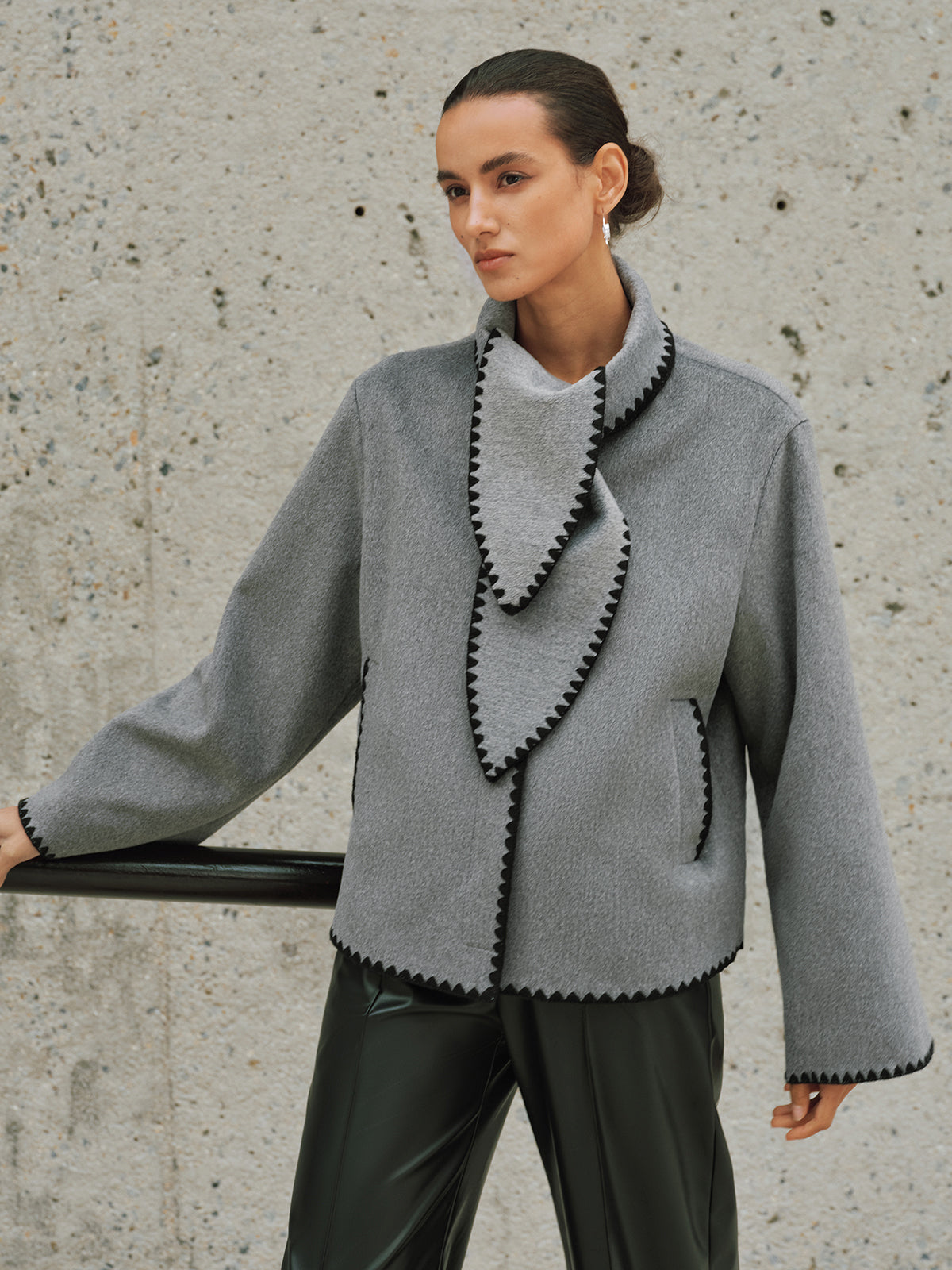 Tweed-Mantel mit Kontrastbesatz und Knotendetail am Kragen