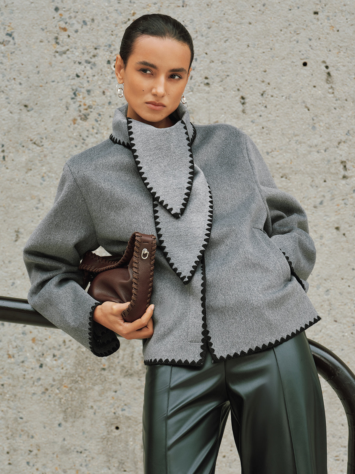 Tweed-Mantel mit Kontrastbesatz und Knotendetail am Kragen