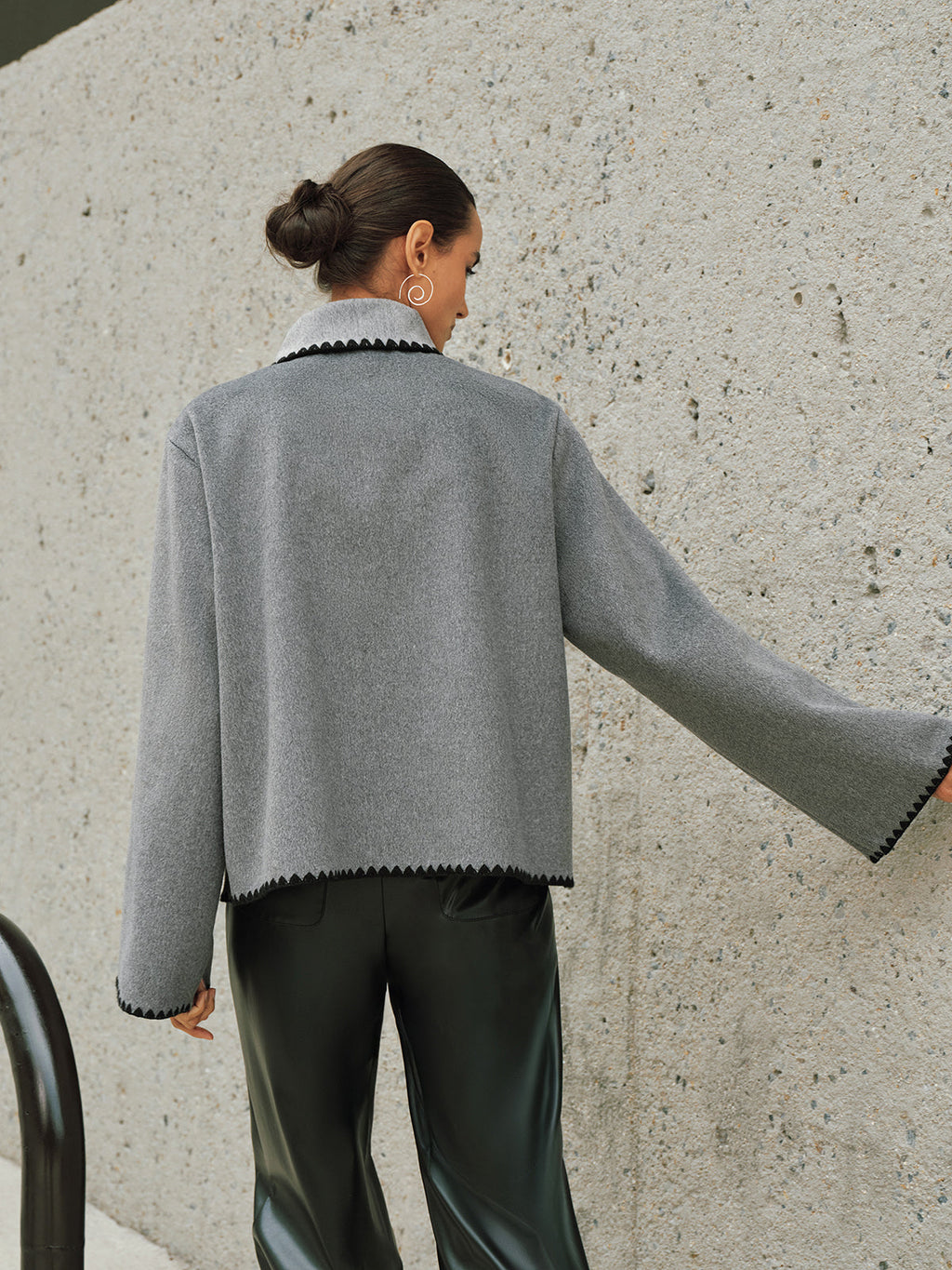 Tweed-Mantel mit Kontrastbesatz und Knotendetail am Kragen