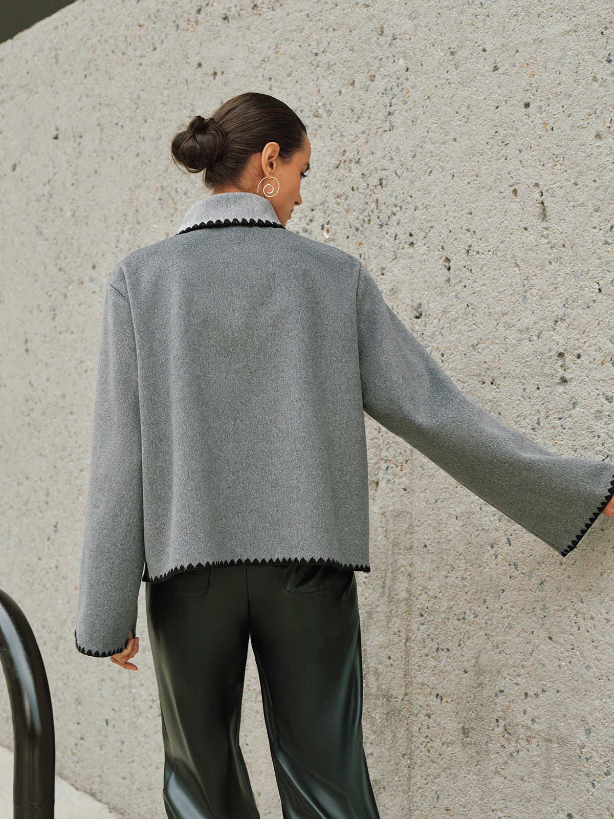 Tweed-Mantel mit Kontrastbesatz und Knotendetail am Kragen