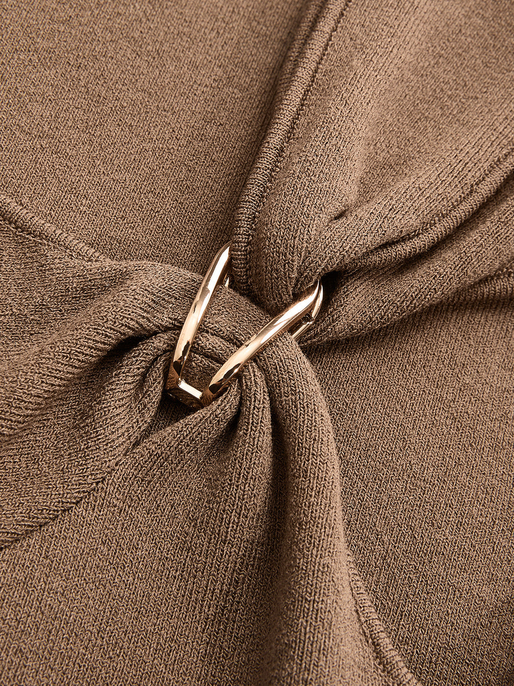 Haut en maille à boucle métallique et encolure asymétrique