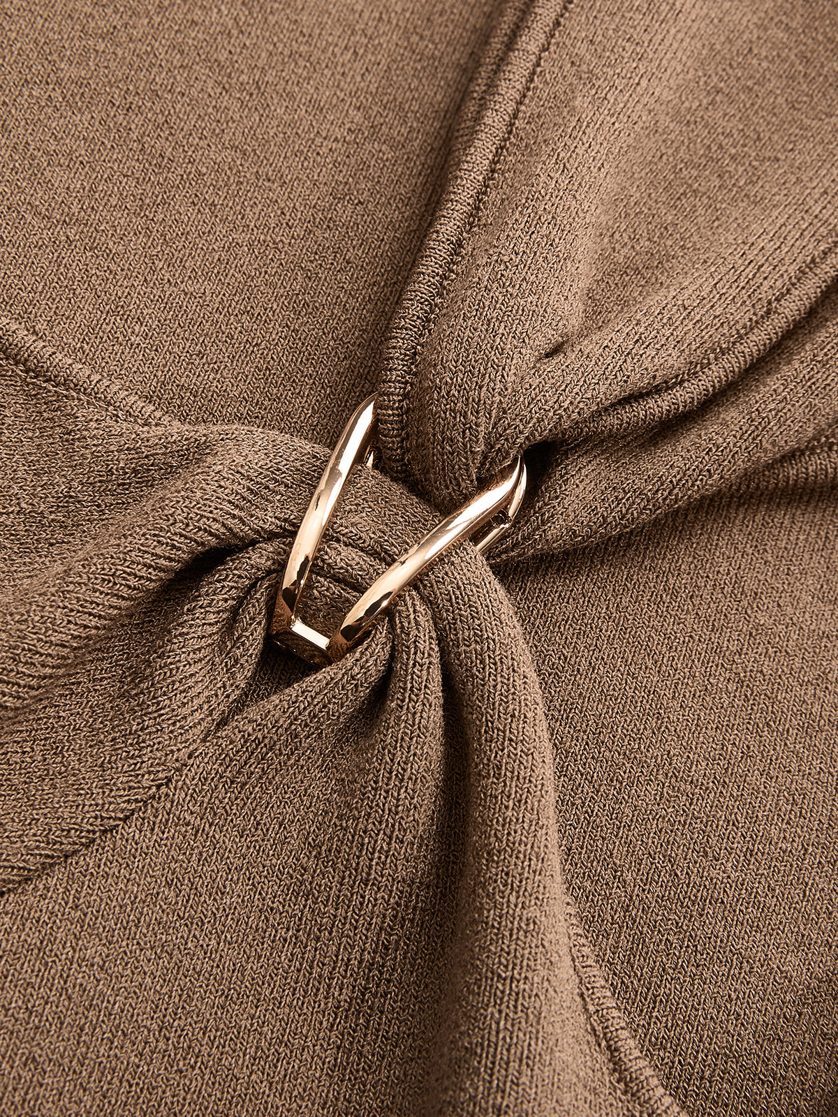 Stricktop mit asymmetrischem Ausschnitt und Metallschnalle