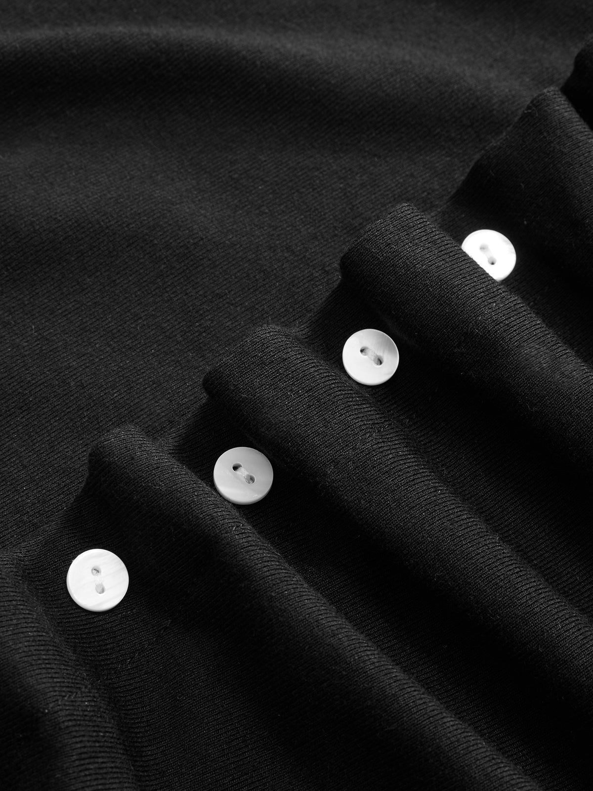 Robe à manches courtes froncée sur le côté avec boutons décoratifs