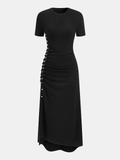 Robe à manches courtes froncée sur le côté avec boutons décoratifs