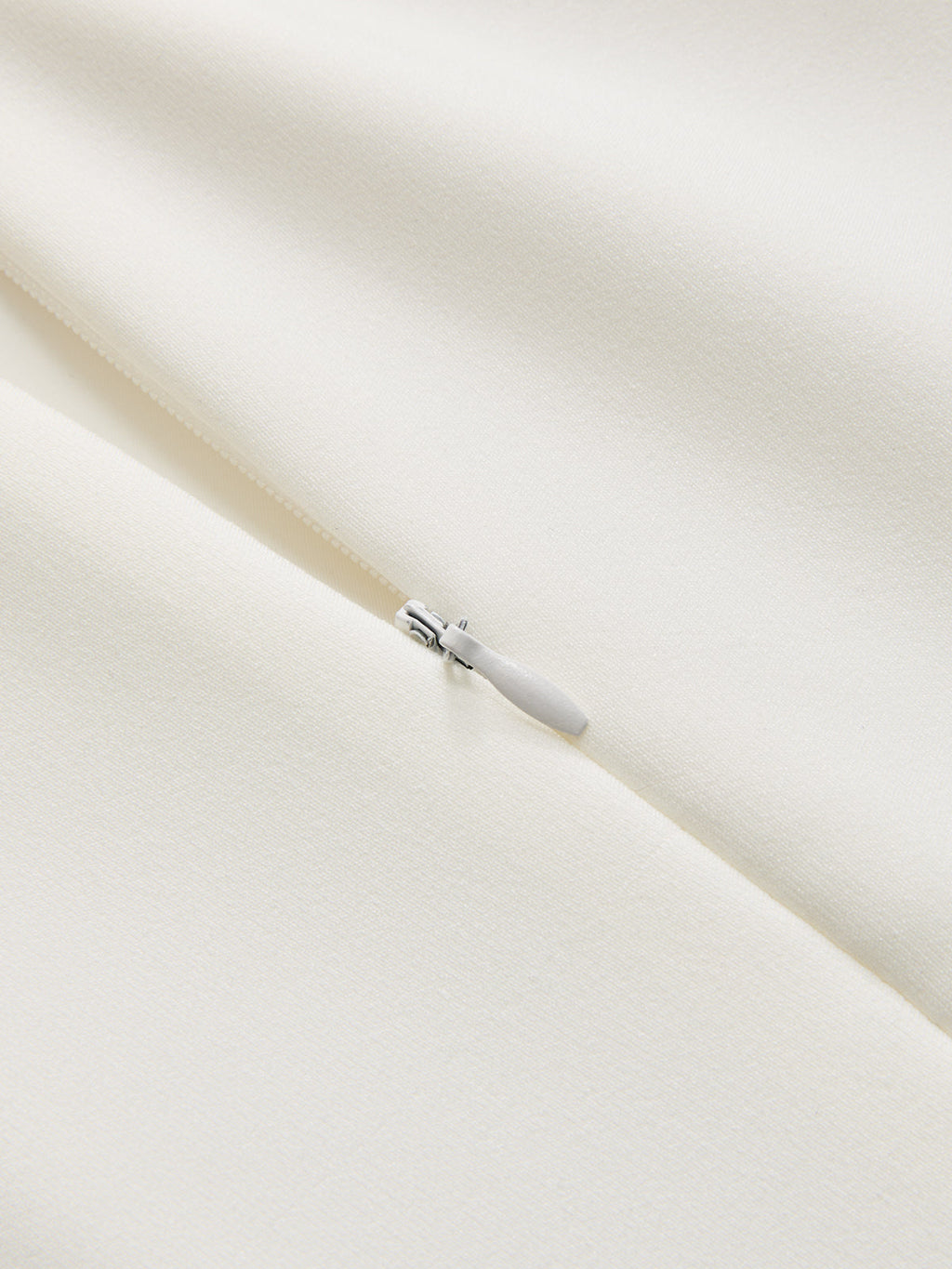 Ärmelloses Mini-Plisseekleid mit Kettendetail