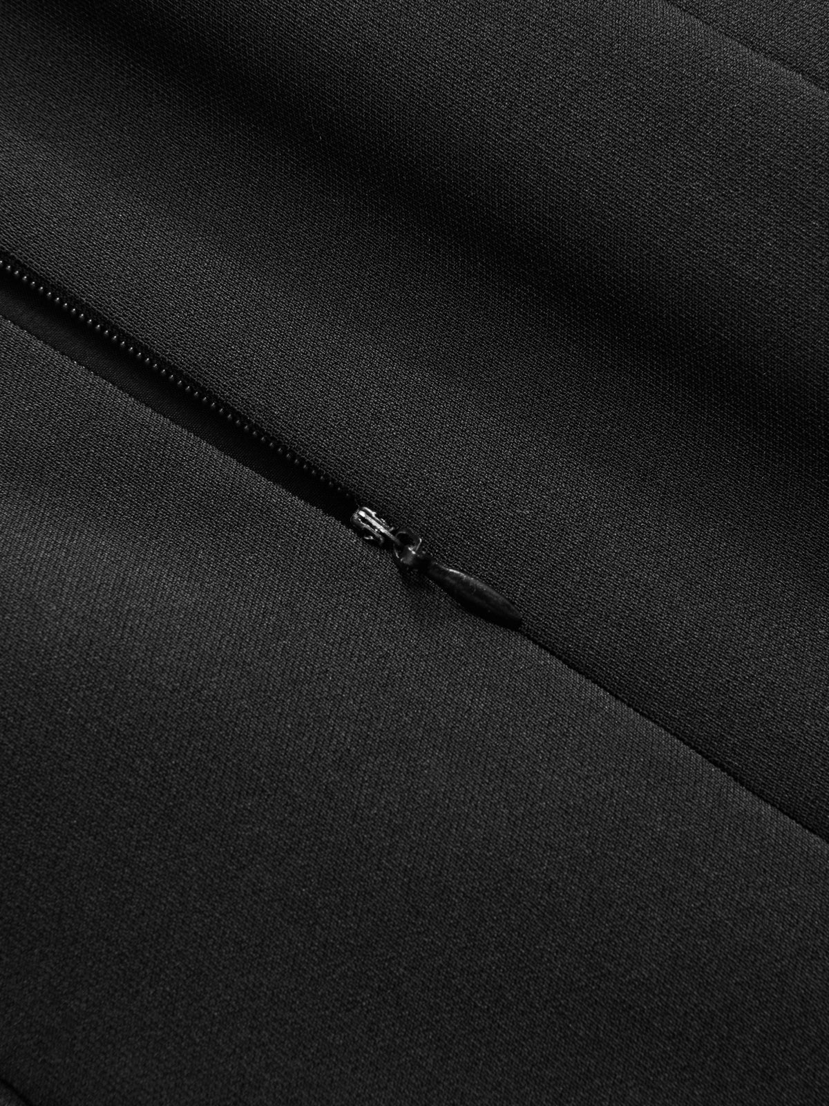 Cami-Kleid mit Knopfdetail und ausgestelltem Saum