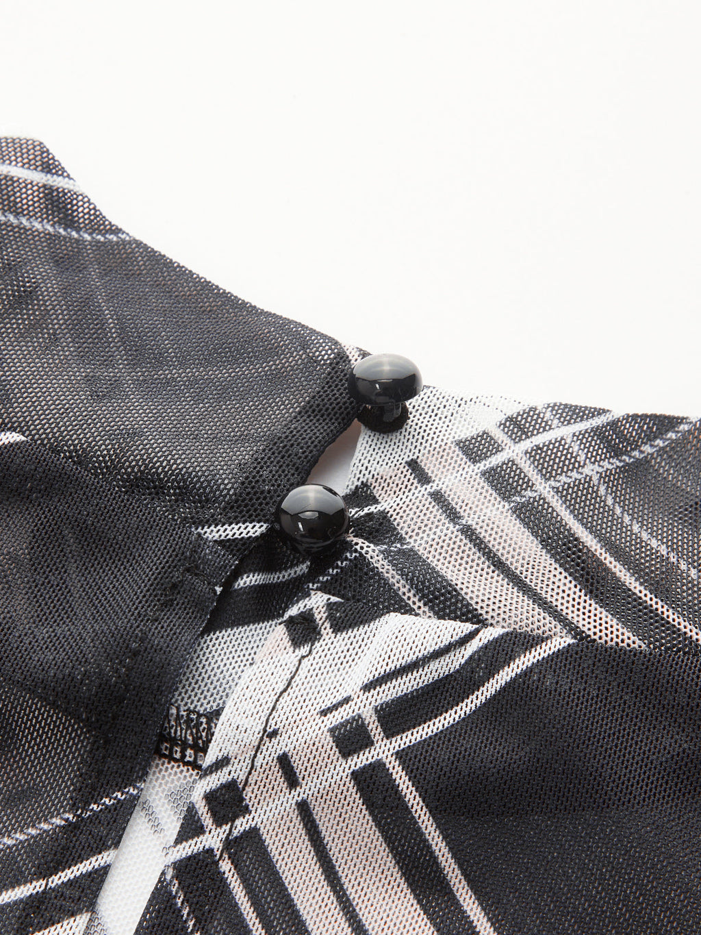 Kurzes, transparentes Mini-Kleid mit Rüschen, Stehkragen und Karomuster