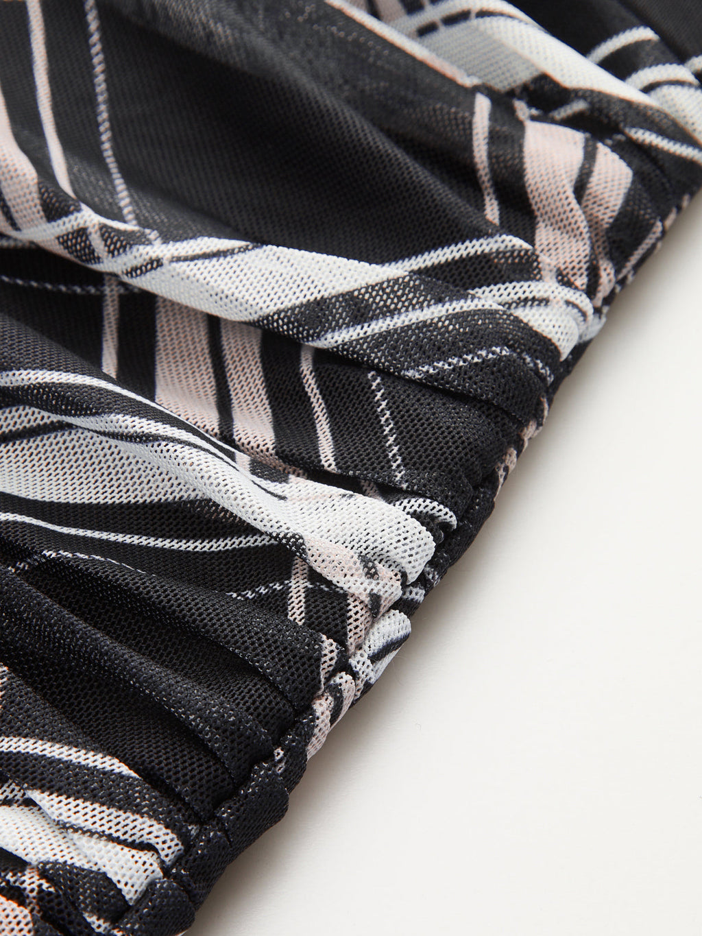Kurzes, transparentes Mini-Kleid mit Rüschen, Stehkragen und Karomuster