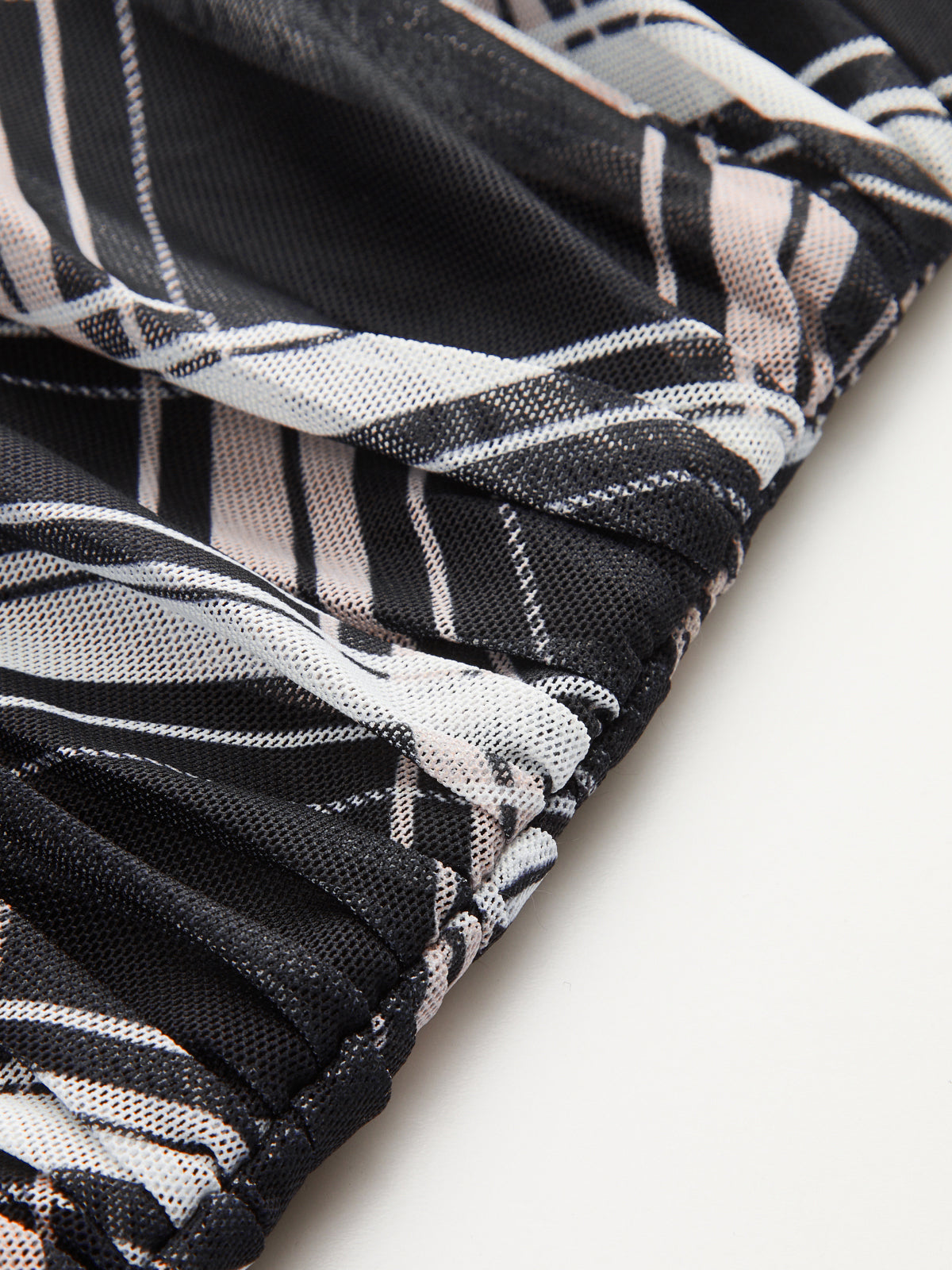Kurzes, transparentes Mini-Kleid mit Rüschen, Stehkragen und Karomuster