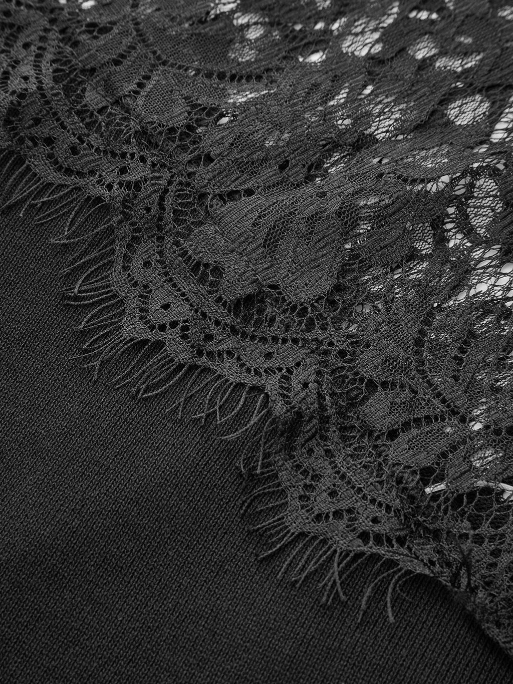 Top asymétrique à manches courtes et empiècement en dentelle