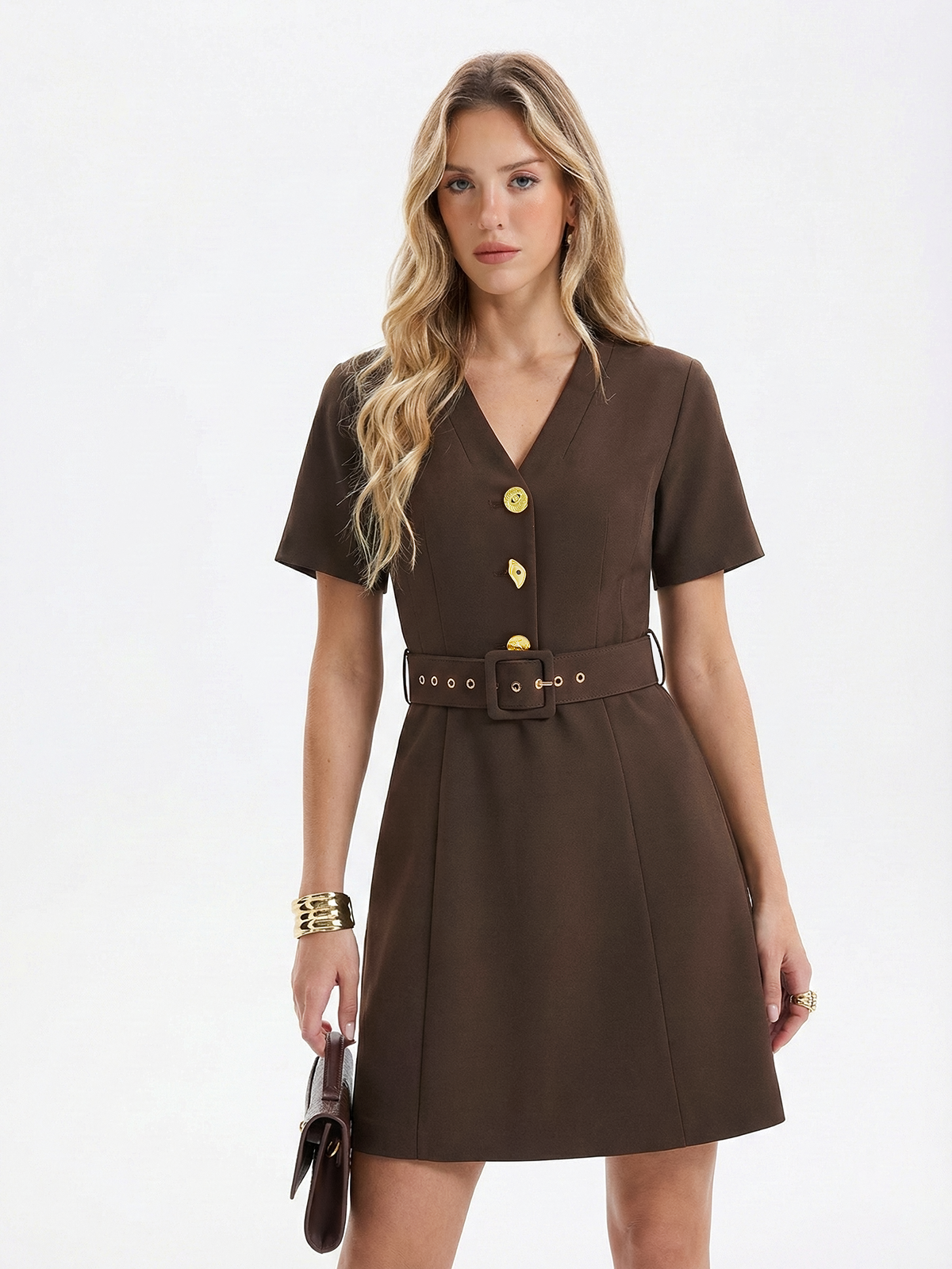 Mini-robe ceinturée col V à boutons métalliques