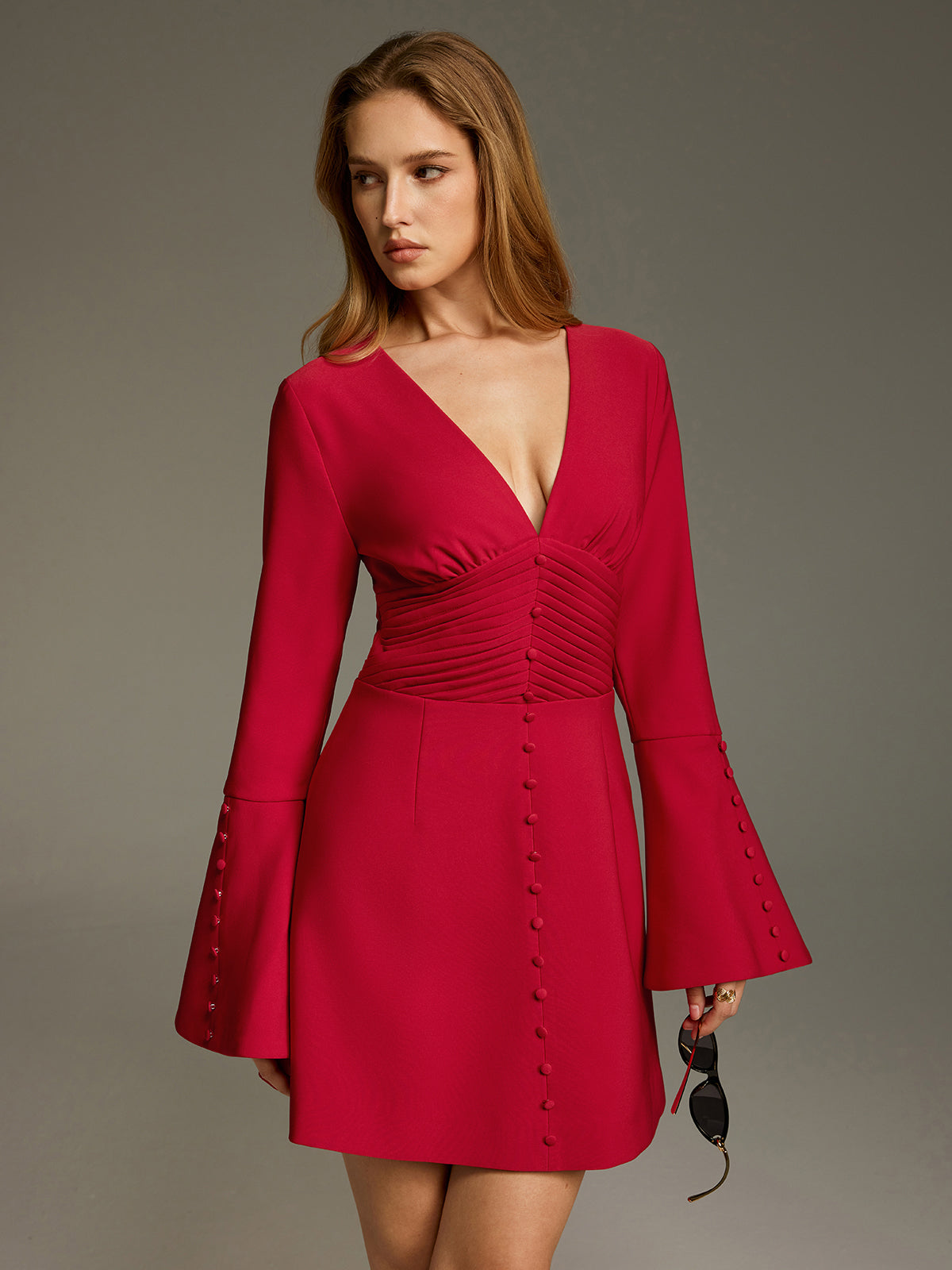 Mini-robe à col en V profond, froncée et à manches cloche