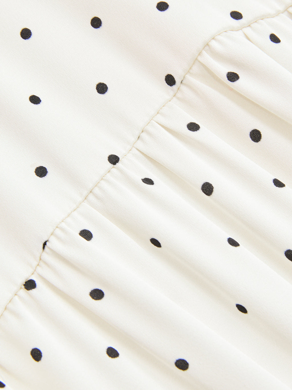 Gepunktetes Wickel-Minikleid mit Bindegürtel