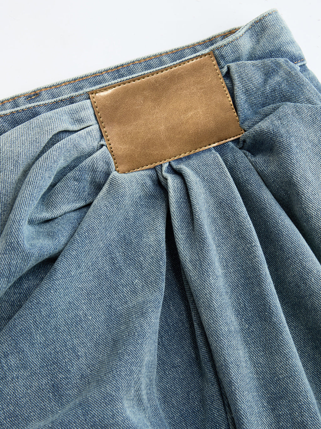Pantalon en jean asymétrique à fronces et jambes larges