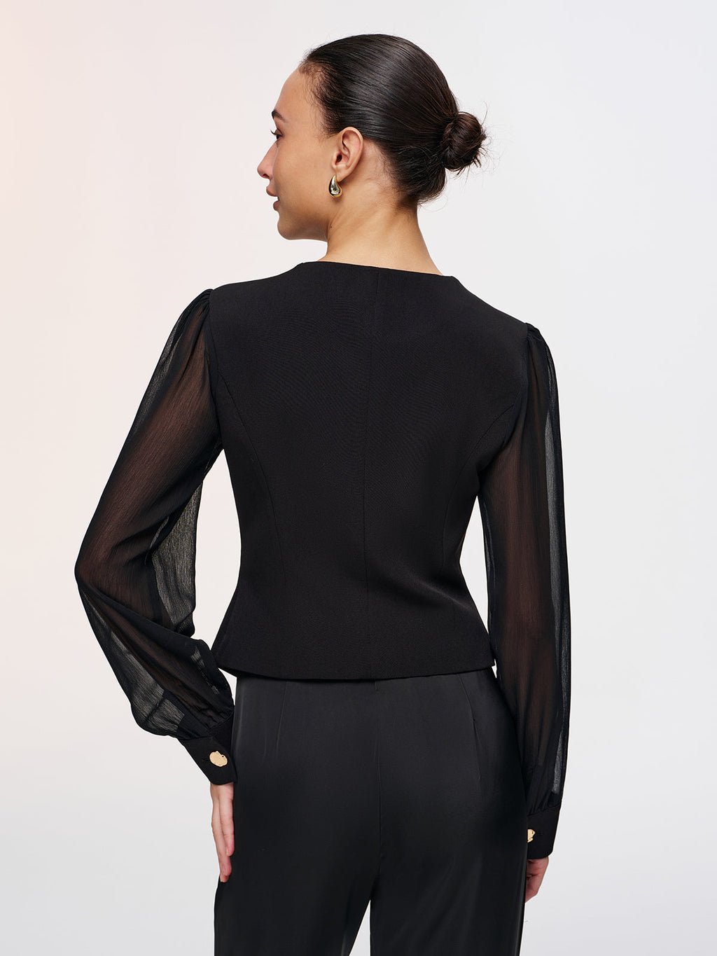 Transparente V-Ausschnitt Bluse mit Metallknöpfen an den Ärmeln