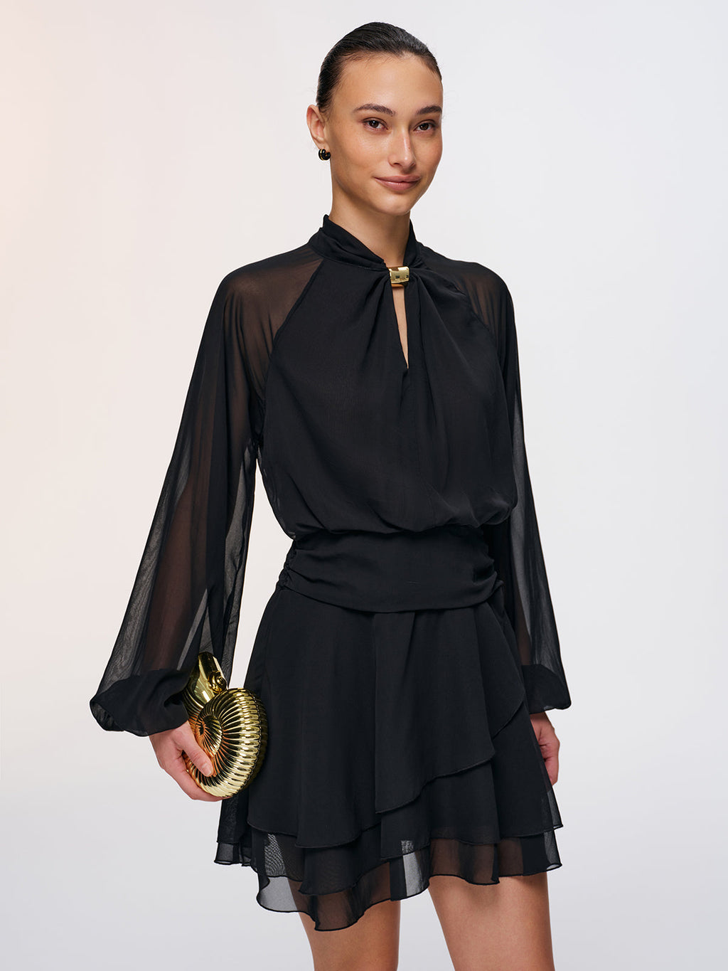 Mini-robe en mousseline semi-transparente avec détails métalliques