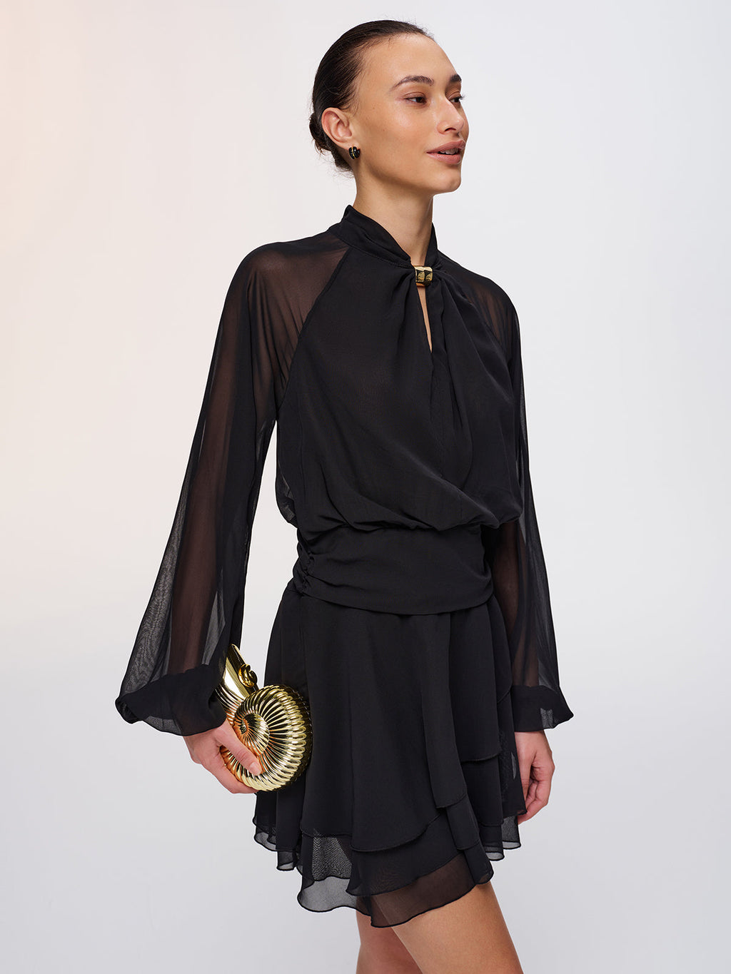 Mini-robe en mousseline semi-transparente avec détails métalliques