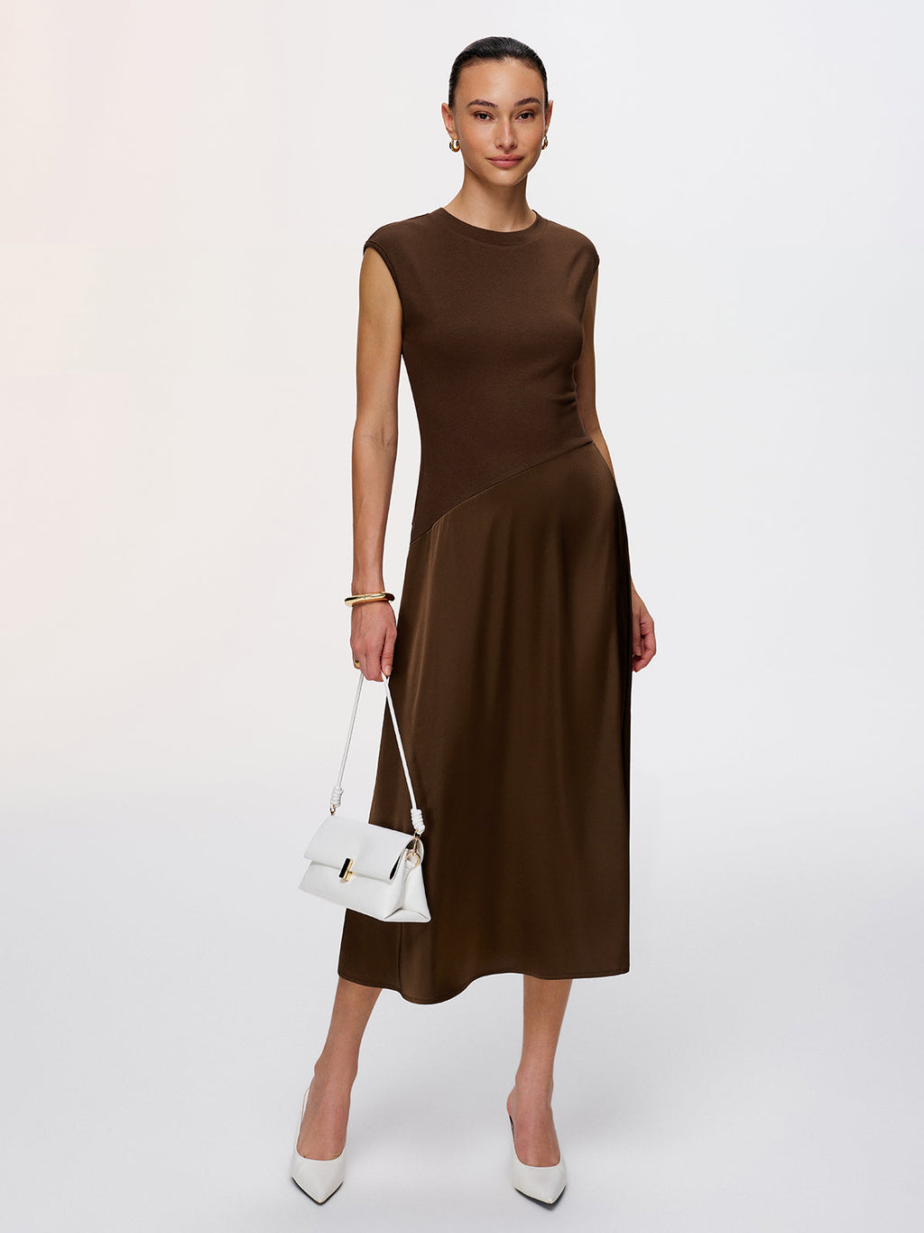Robe longue sans manches à empiècements en satin