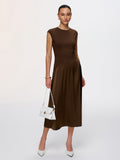 Robe longue sans manches à empiècements en satin