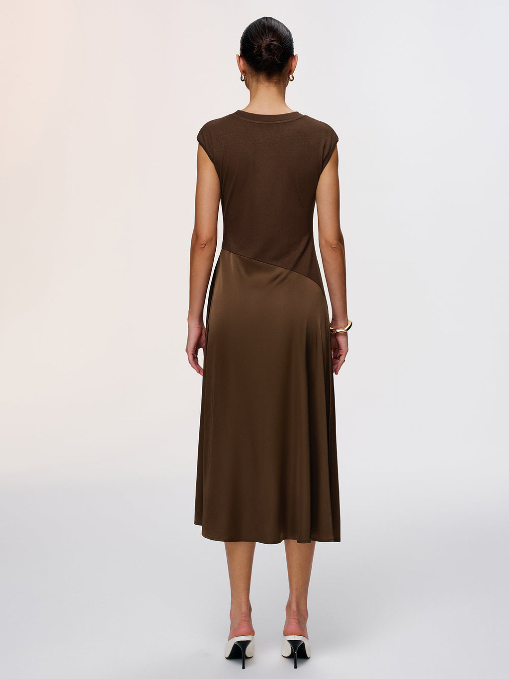 Robe longue sans manches à empiècements en satin