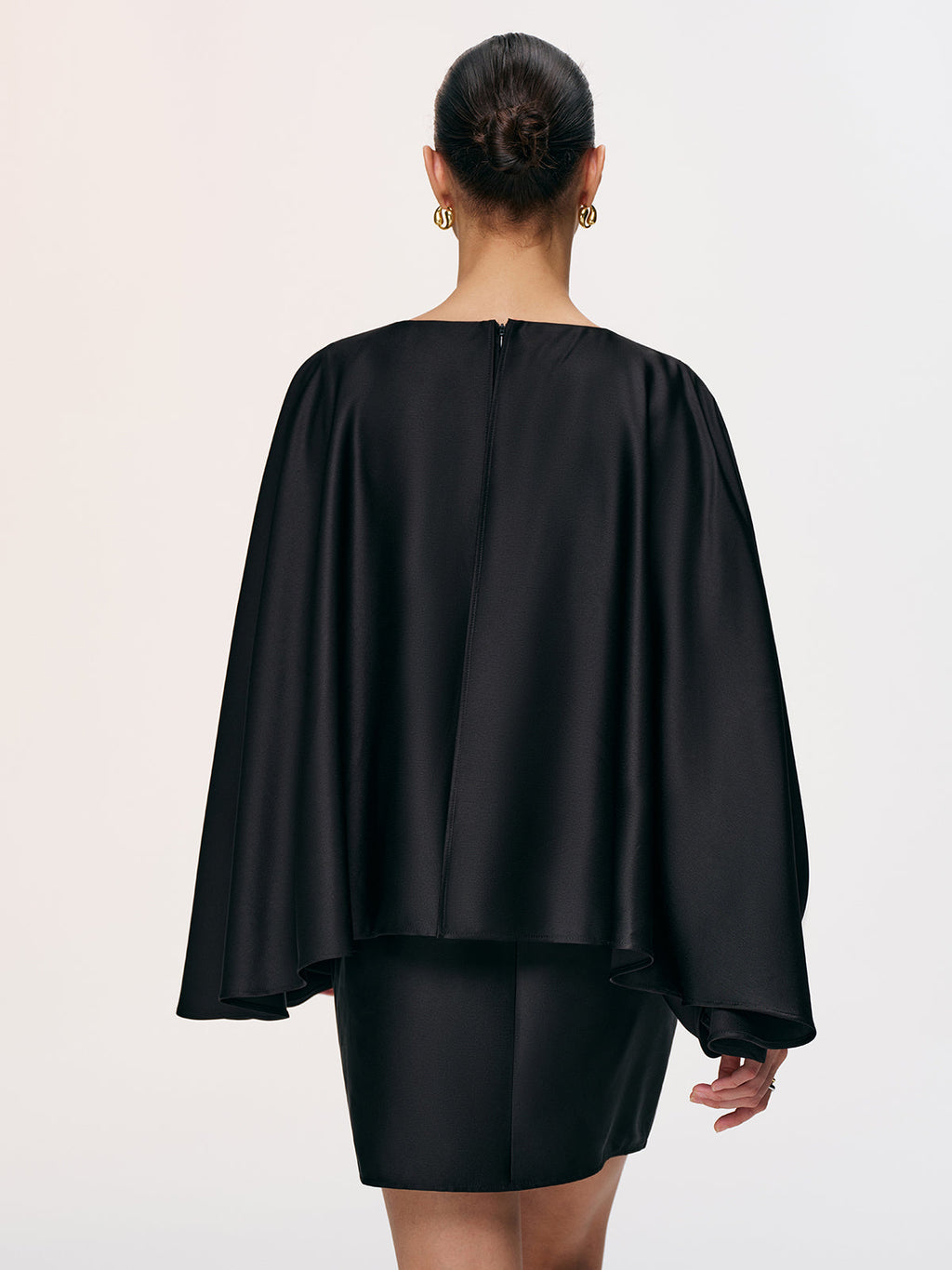 Satin-Minikleid mit Cape-Ärmeln und Kettengürtel