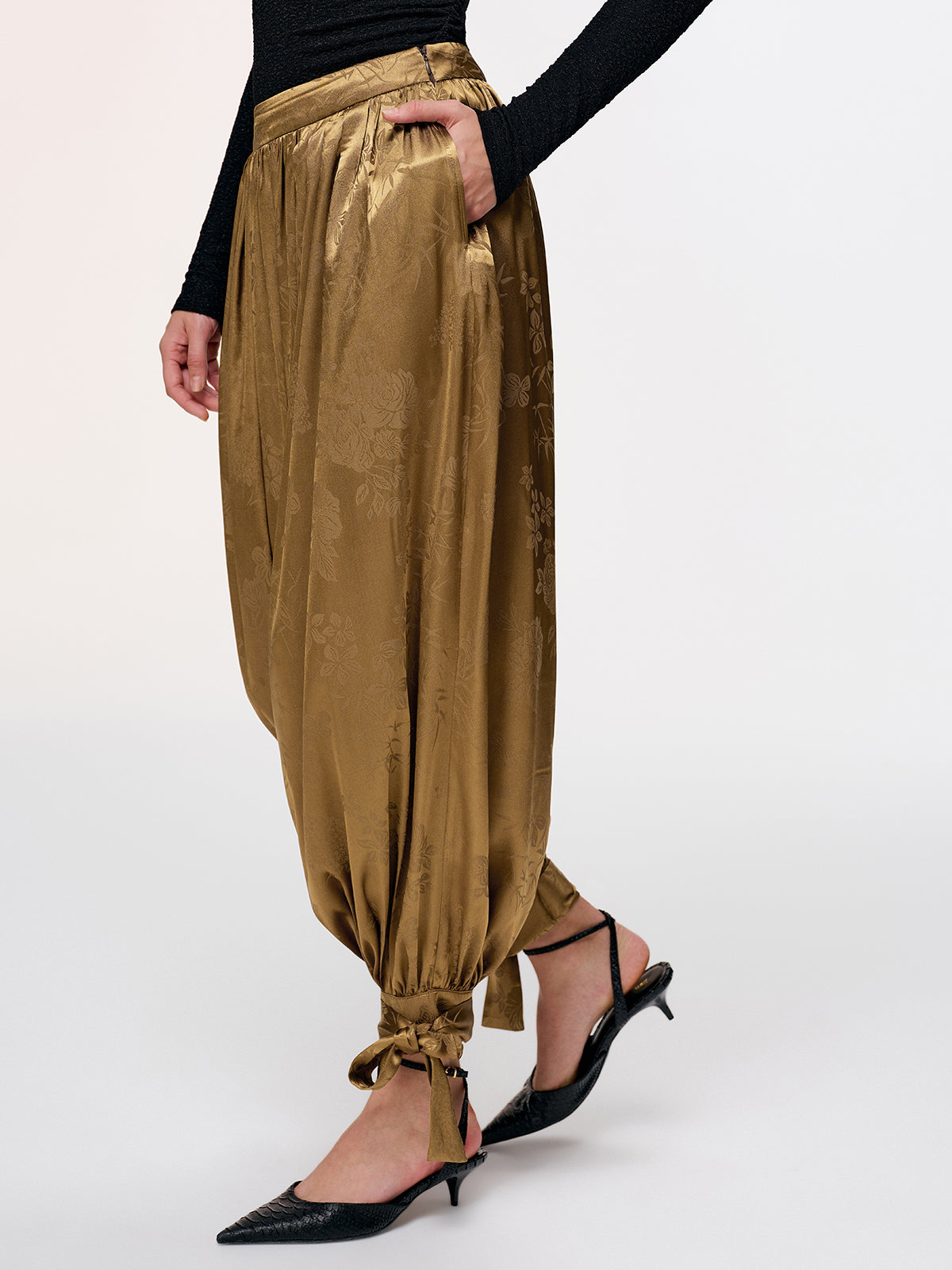 Pantalon Sarouel en Brocart Satiné à Revers aux Chevilles