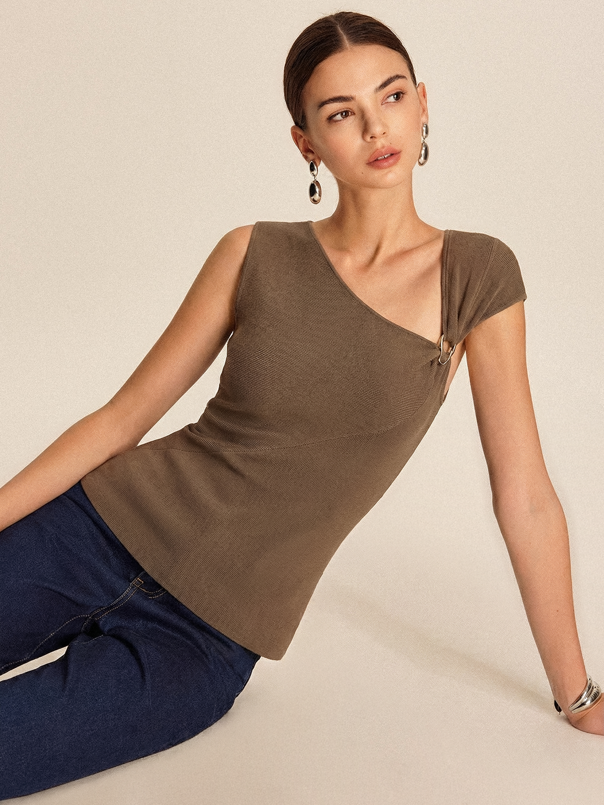 Stricktop mit asymmetrischem Ausschnitt und Metallschnalle