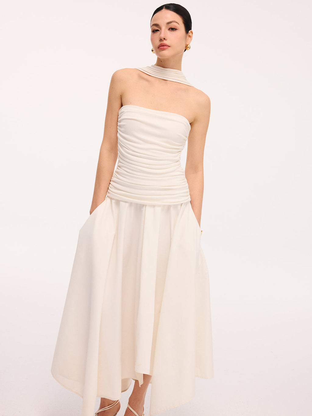 Midi-Kleid mit asymmetrischem Saum, Raffungen und Neckholder
