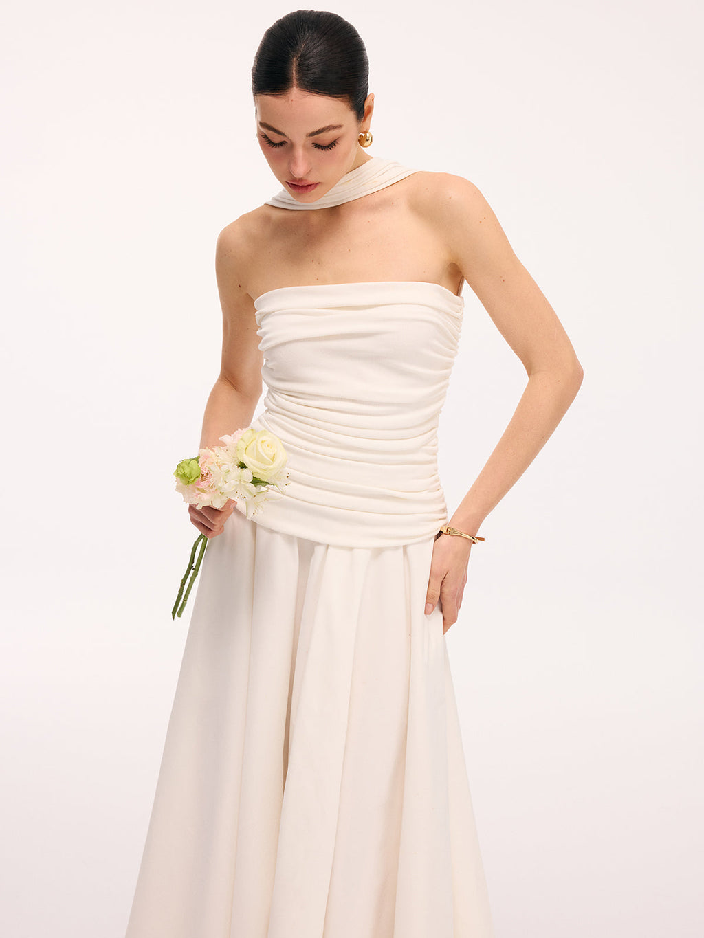 Midi-Kleid mit asymmetrischem Saum, Raffungen und Neckholder