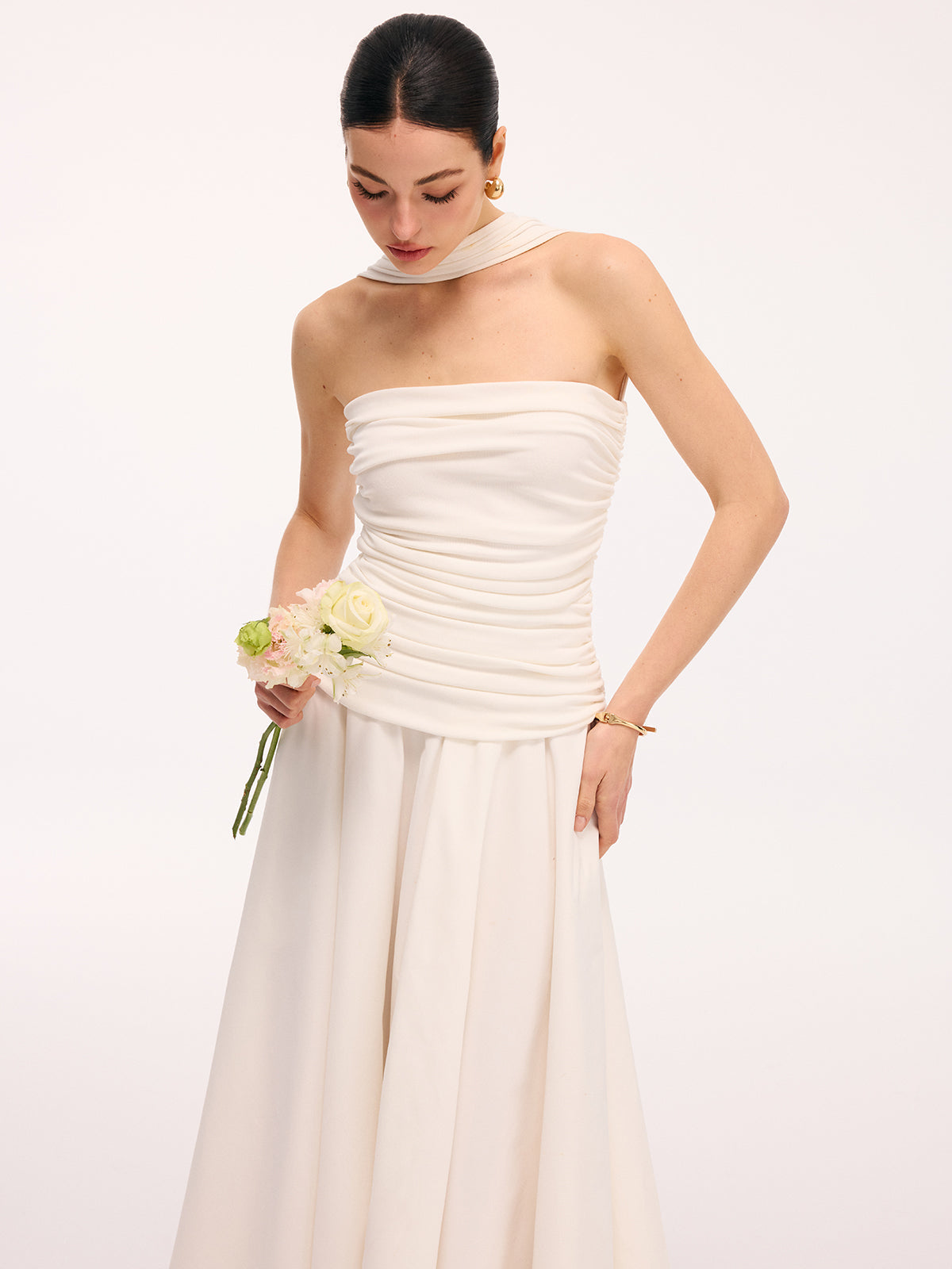Robe mi-longue asymétrique froncée à licou
