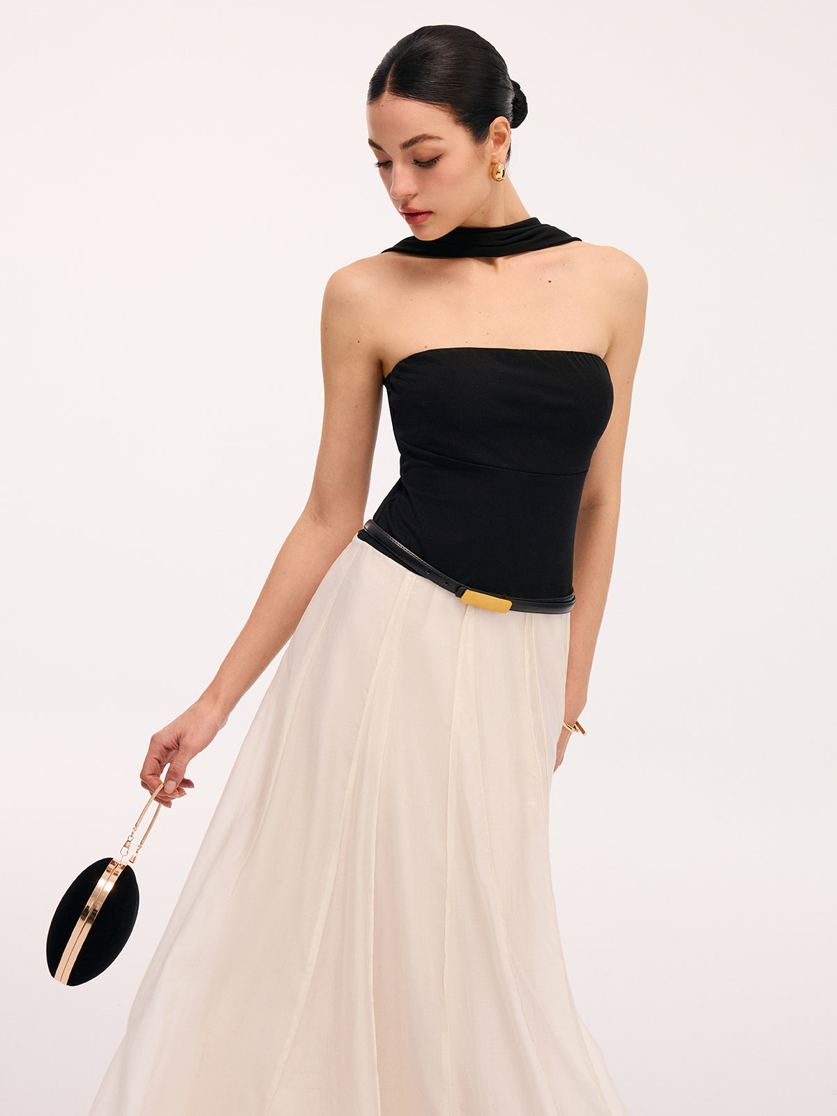 Robe longue dos nu à licou, design color-block et empiècements
