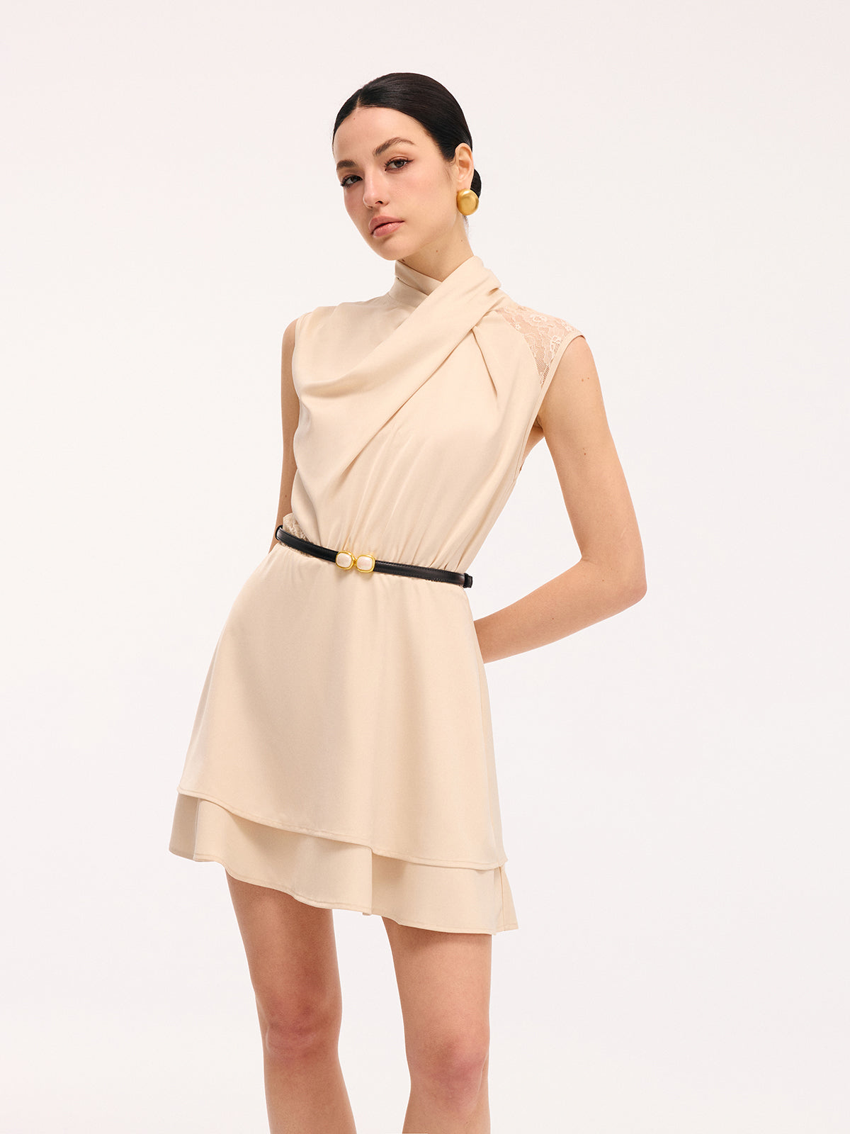 Lagenförmiges Saum-Spitzenpaneel-Satin-Kleid ohne Gürtel