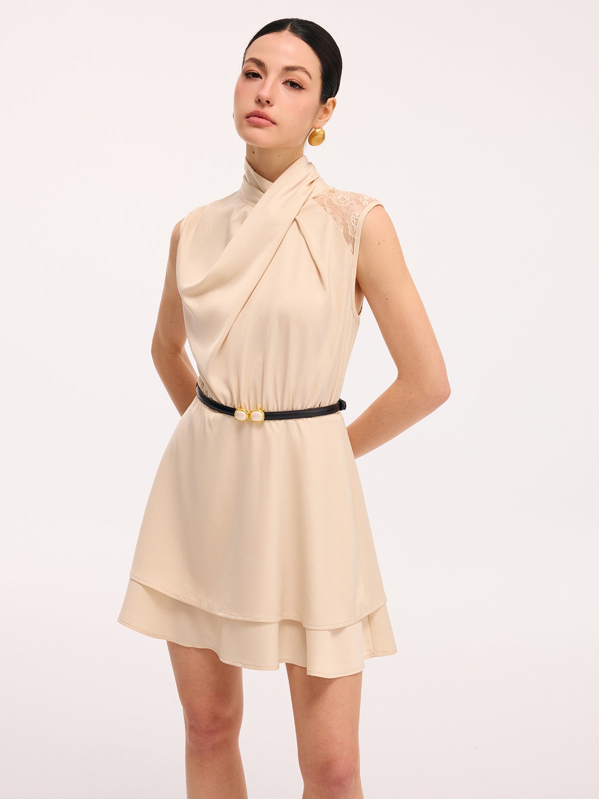 Lagenförmiges Saum-Spitzenpaneel-Satin-Kleid ohne Gürtel