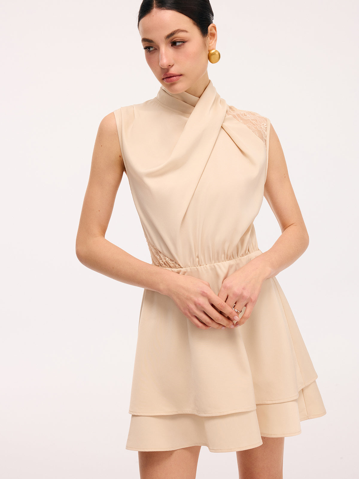 Lagenförmiges Saum-Spitzenpaneel-Satin-Kleid ohne Gürtel