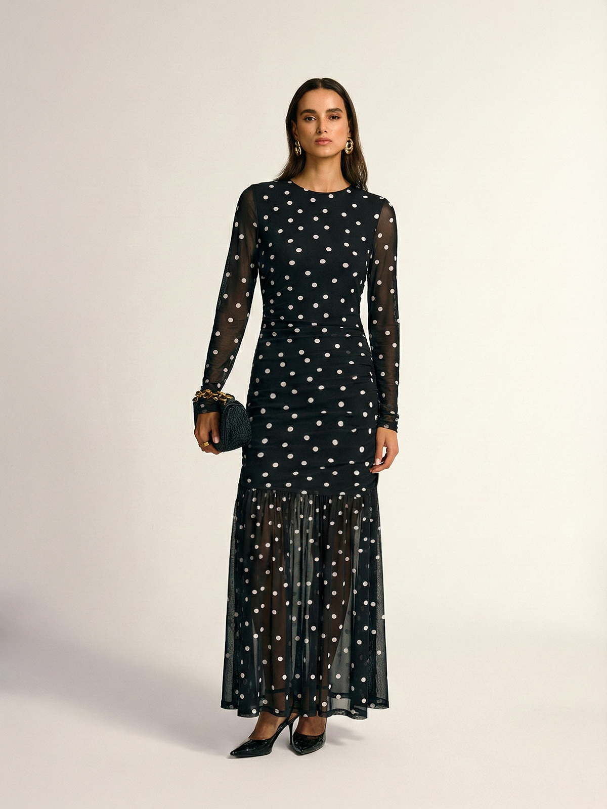 Gepunktetes, gerafftes Maxikleid aus transparentem Mesh
